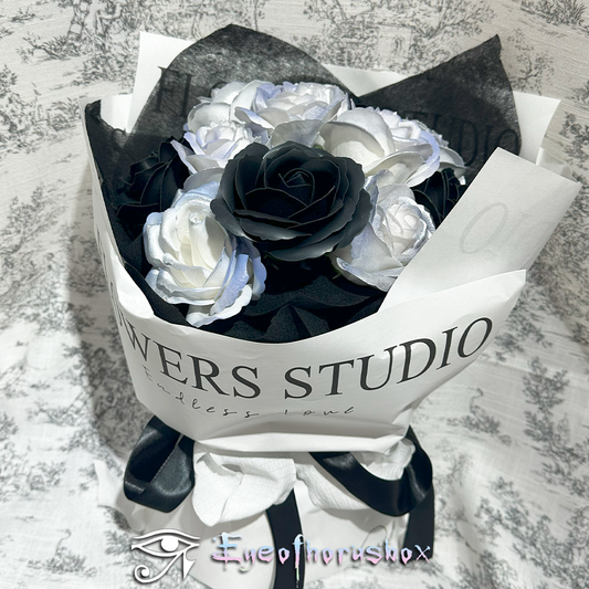 黑/白玫瑰11枝香皂花束